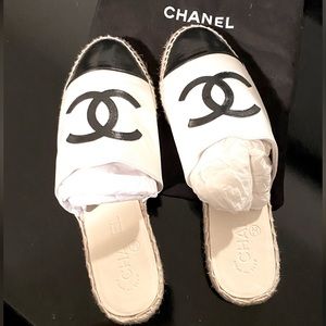 Size 39 CHANEL Black and White Pattern Espadrille Slide Mule Flat. Worn once!
